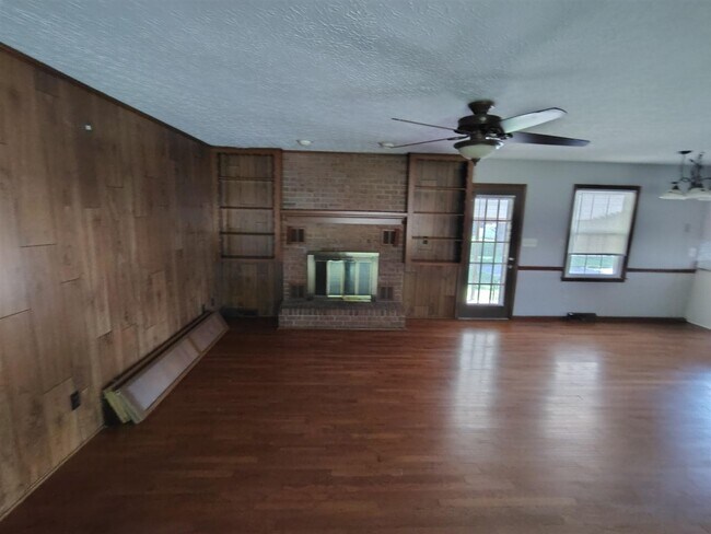 Building Photo - 700 Peachtree Ln