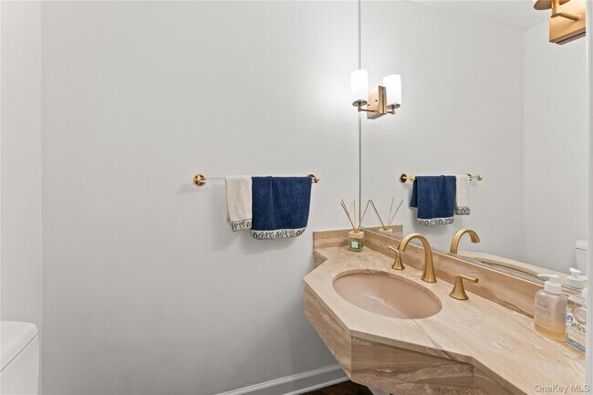 Building Photo - 40 Meadow Rd