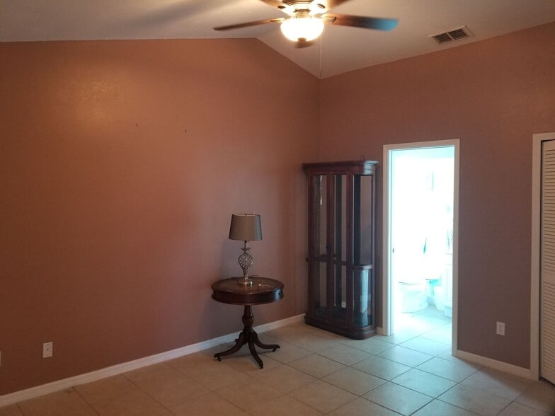 Building Photo - 3824 SW 14th Ave