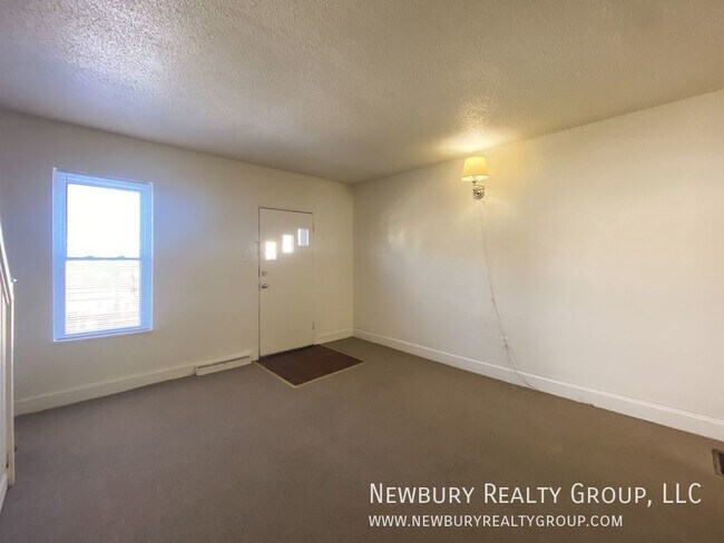 Building Photo - Charming Move-In-Ready 2-Bedroom Townhome