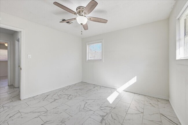 Building Photo - 165 Loving Dr