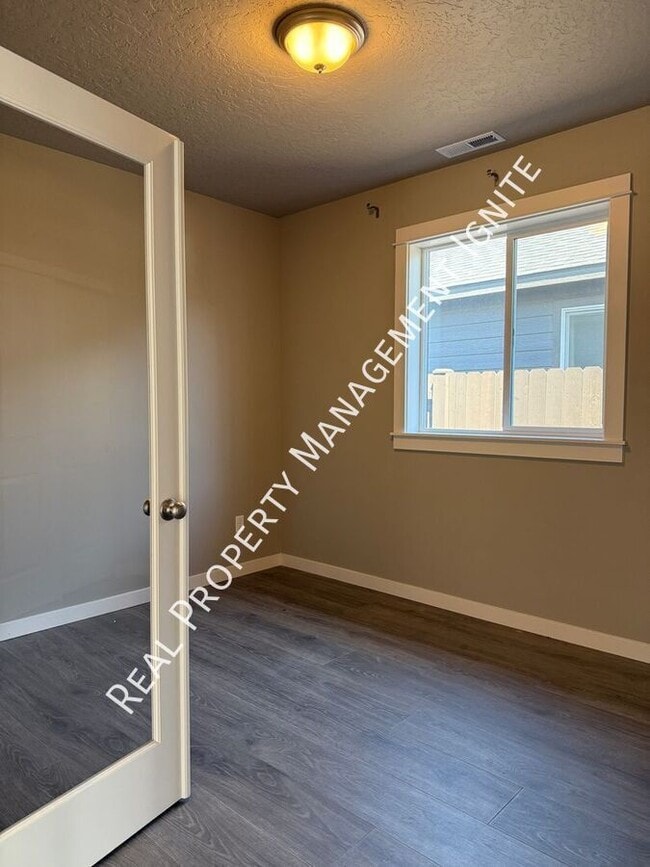 Building Photo - 2569 NW Spruce Pl