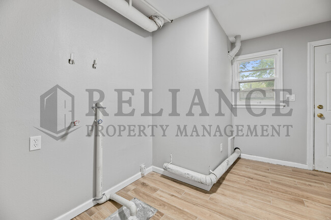 Building Photo - 119 S Custer Ave