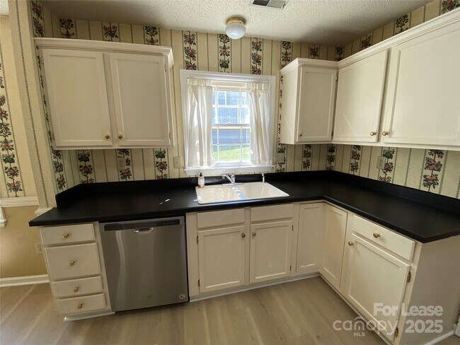 Building Photo - 1025 Thornsby Ln