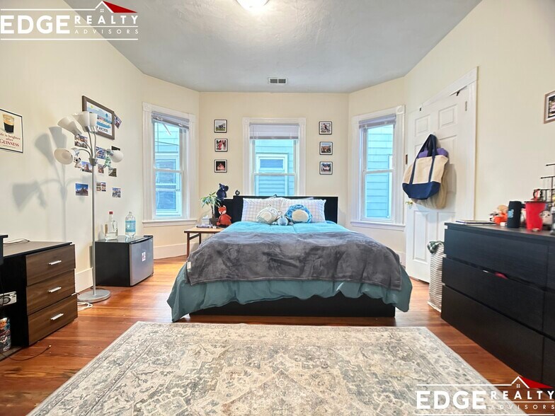 Building Photo - 6 Carmel St