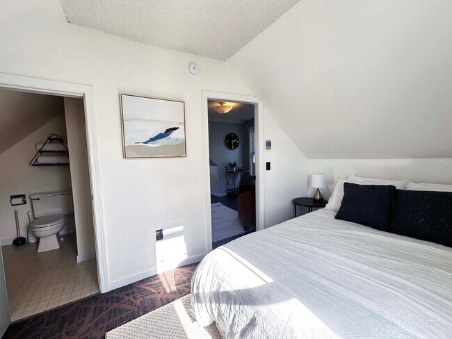 Building Photo - 13 Center St