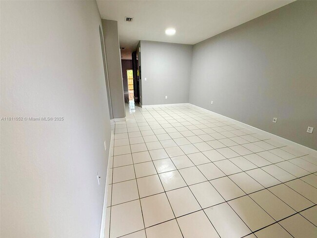 Building Photo - 1677 SE 27th Ct