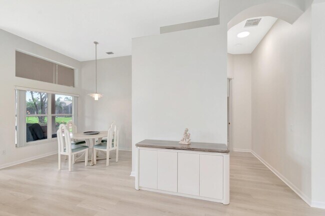 Building Photo - 7566 Pebble Shores Terrace
