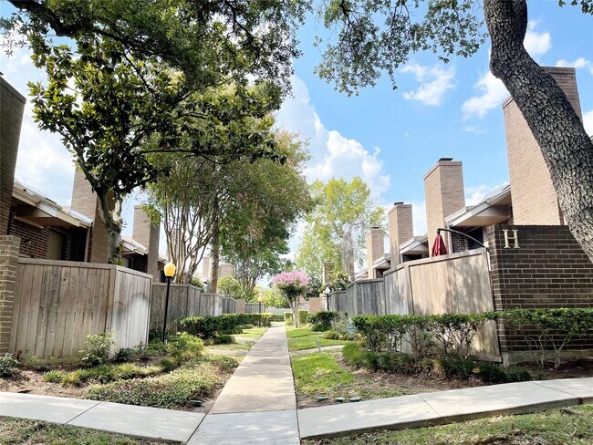 Building Photo - 13716 Hollowgreen Dr