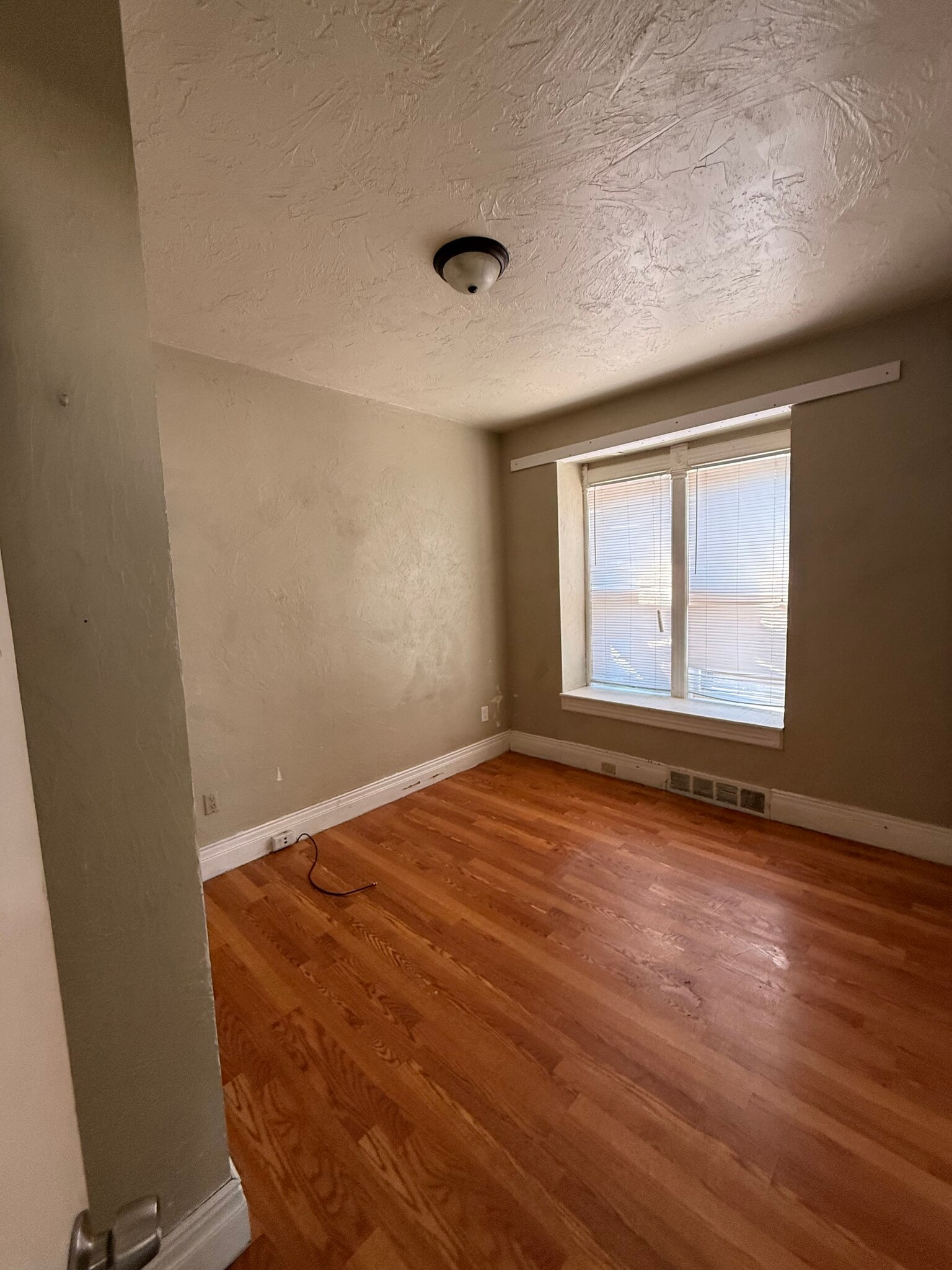 Bedroom - 552 N Division St
