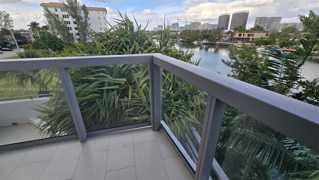 Building Photo - 9261 E Bay Harbor Dr