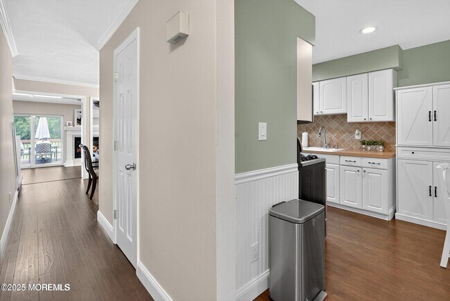 Building Photo - 285 Longwood Dr