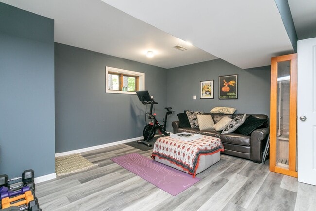 Building Photo - 5 Bed 3 Bath Home