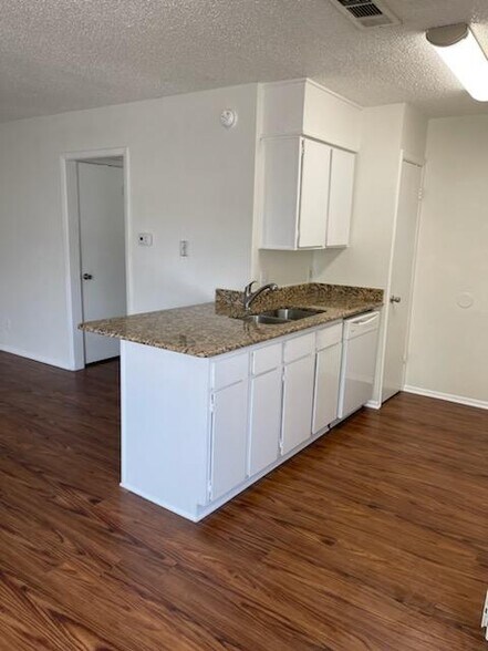 Building Photo - 3208 Matthews Dr