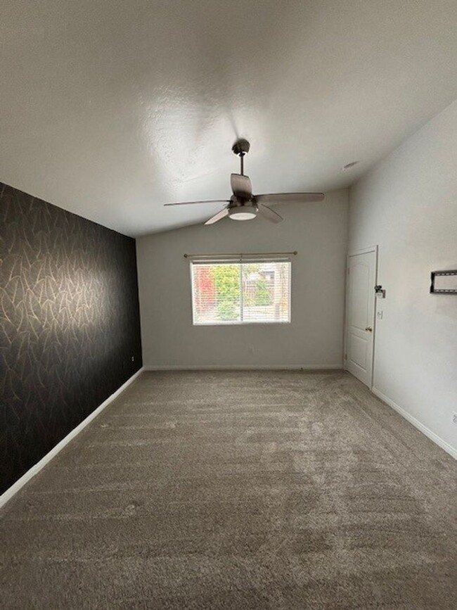 Building Photo - Immaculate 3 Bedroom / 2.5 Bathroom + Offi...