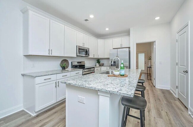 Building Photo - 102 Twin Rivers Dr