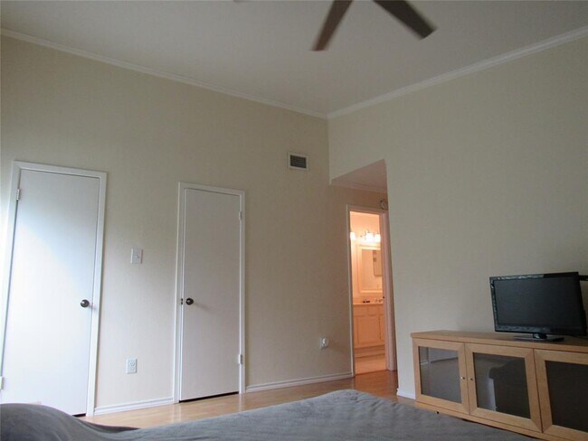 Building Photo - 2425 Augusta Dr