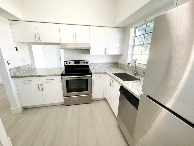 Building Photo - 2421 NW 96th Ter