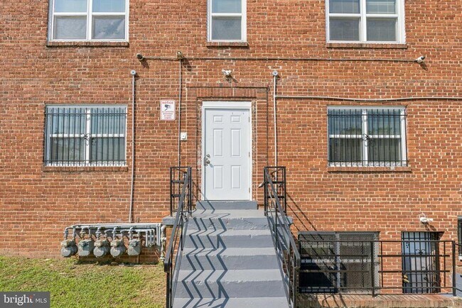 Building Photo - 430 Condon Terrace SE