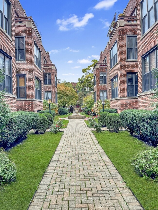 Building Photo - 743 W Cornelia Ave