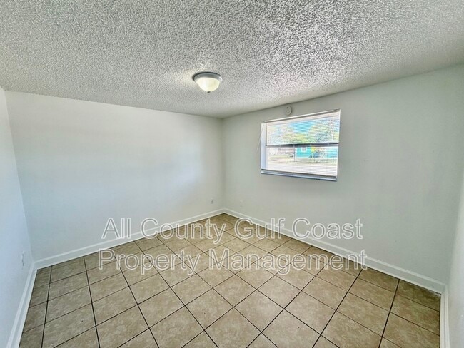 Building Photo - 910 61st Ave E