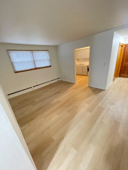 Building Photo - 616 Ivy Ave E