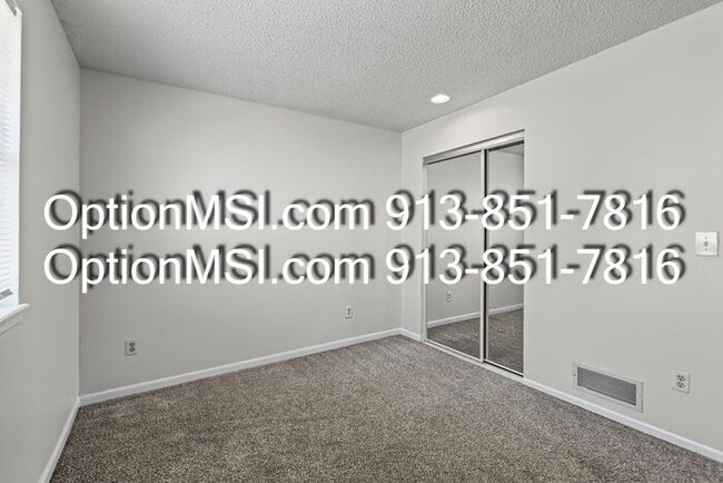 Building Photo - Minutes from KU MED~