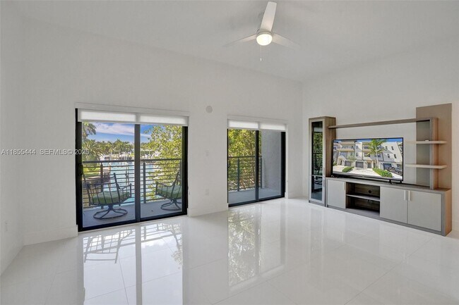 Building Photo - 516 SE 1st Cir