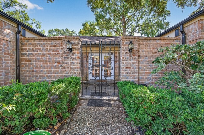 Building Photo - 13903 Chevy Chase Dr