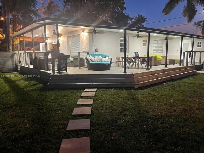 Building Photo - 715 Hollywood Blvd