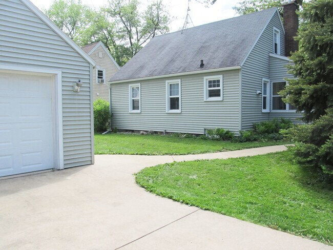 Building Photo - Quaint Cape Cod in Kalamazoo
