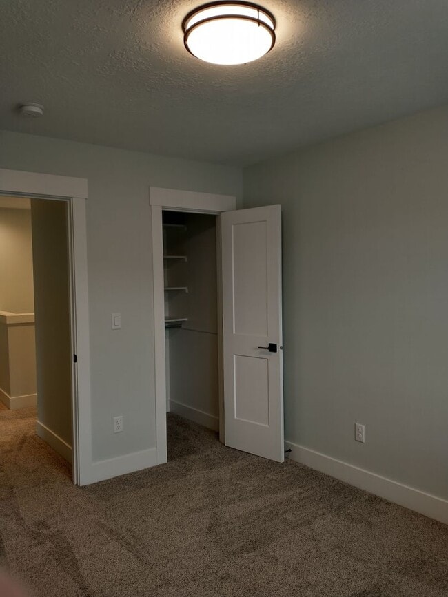 Building Photo - Welcome to this Beautiful Property in Keizer