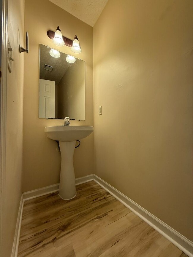 Building Photo - Spacious 4 Bed, 2.5 Bath Home in Woodgate