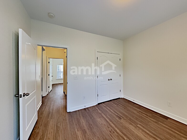 Building Photo - 563 Summit Way