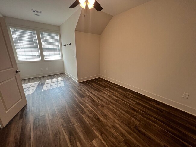 Building Photo - 547 N Ross St