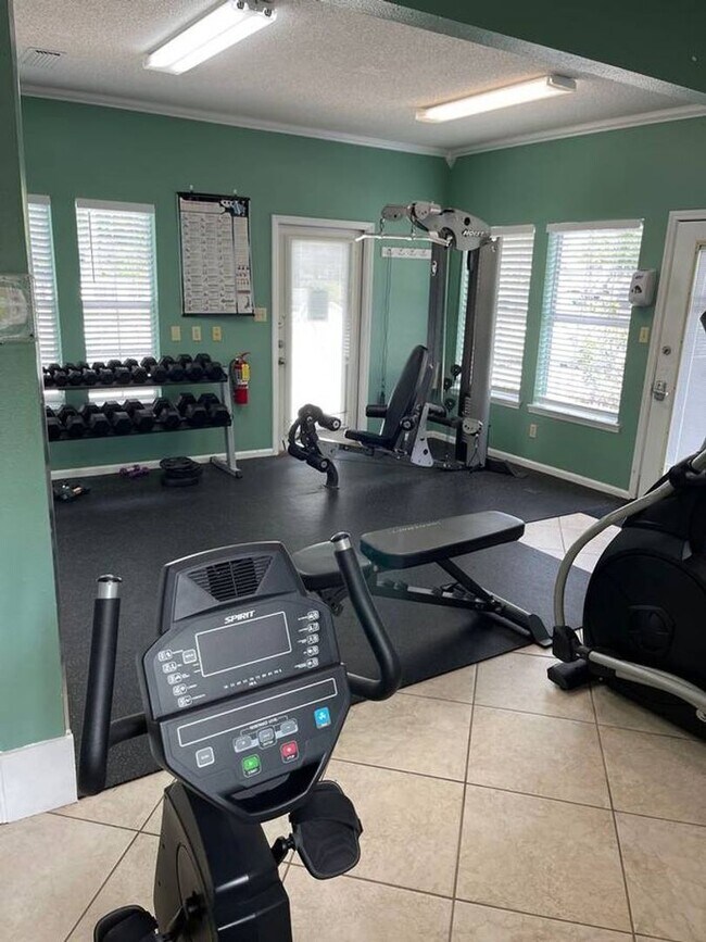 Building Photo - Newly Renovated 1B/1B Condo in Pointe of View located steps from Grand Boulevard!