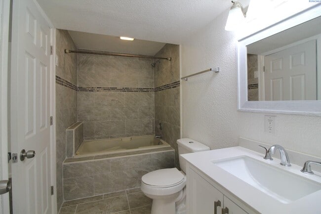 Building Photo - Updated West Kennewick 5 Bed/3 Bath House