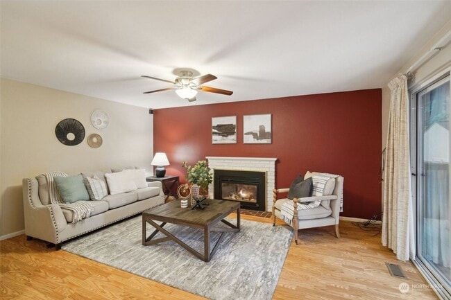 Building Photo - Spacious 3 Bedroom Home In Mountlake Terra...