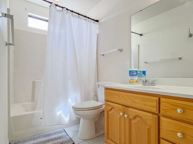 Building Photo - Spacious 3 Bedroom 2 Bath Home on Corner Lot