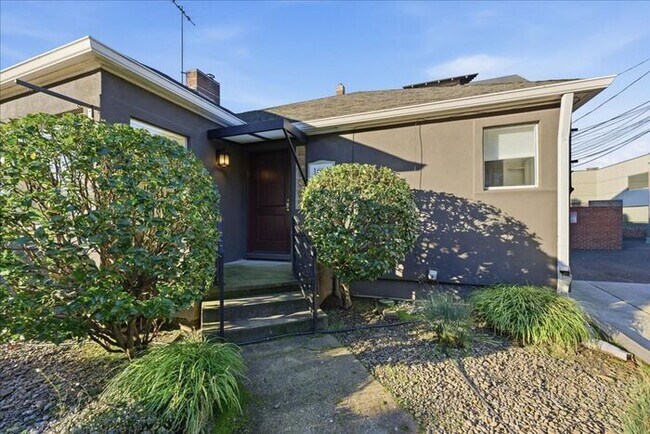 Building Photo - Corner of Character • Rare 2BD Residence at NE 16th & Weidler – Irvington/Lloyd District