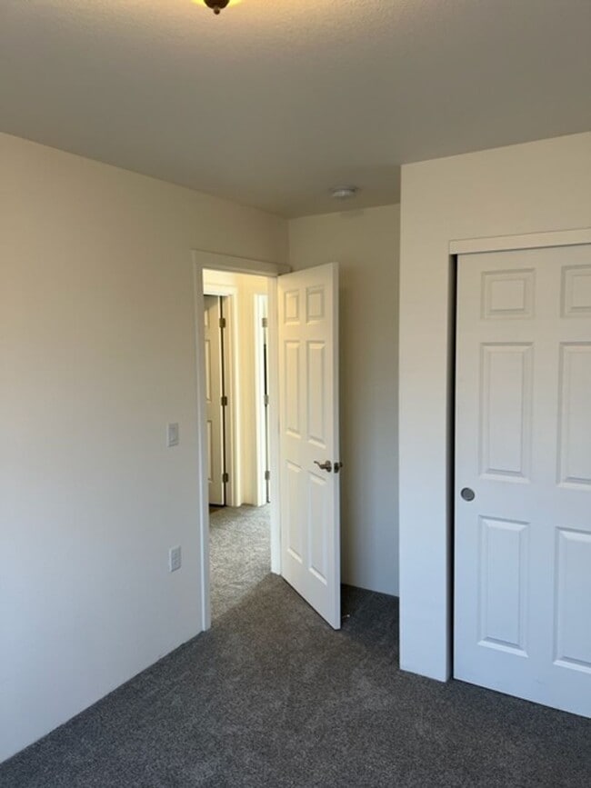 Building Photo - 2 STORY DUPLEX IN THE HEART OF PHOENIX OREGON