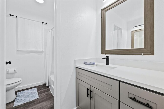 Building Photo - 1706 Elmhurst Dr