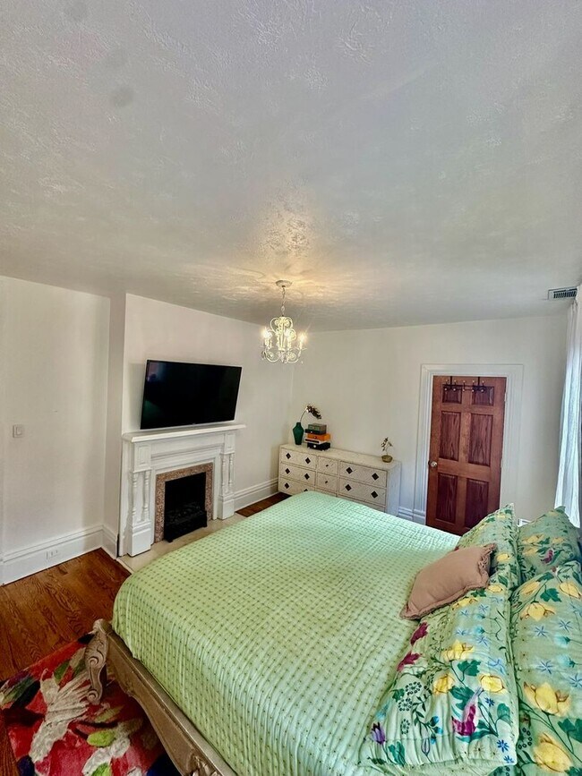 Building Photo - 516 Fourth Street 1.2 miles to CC, 4 Bed 2...