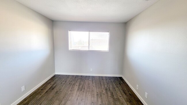 Building Photo - 2 bedroom, 1.5 bath townhome with 2 parkin...