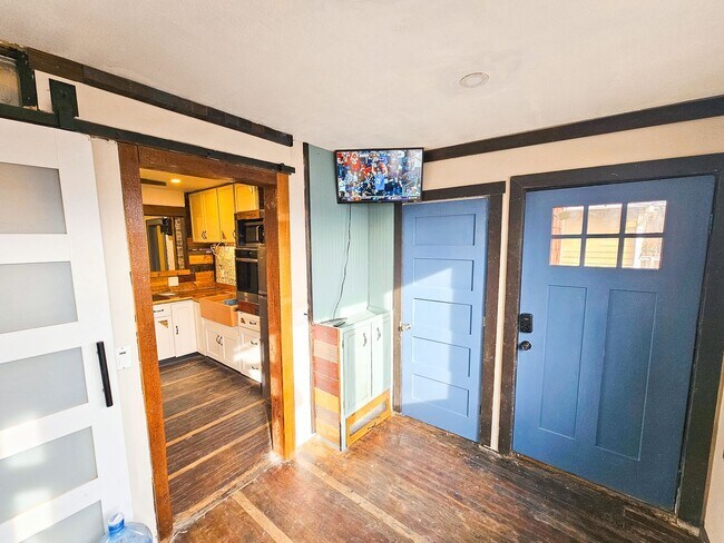 Building Photo - 2523 E 18th St