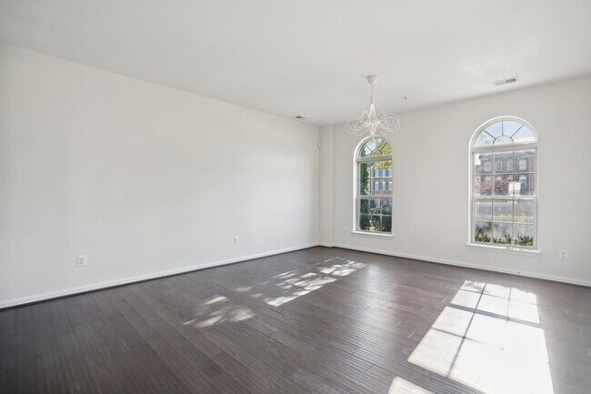 Building Photo - Stunning 2-Level Townhouse Condo in Sought...