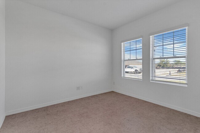 Building Photo - Like-New Ashton Woods Spacious 5BR 4BA, Prime Location Near I-4!