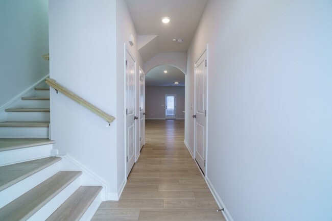 Building Photo - Almost New End Unit Townhome in desirable Chateau community