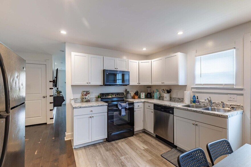 Building Photo - 3203 Sutherland Ave