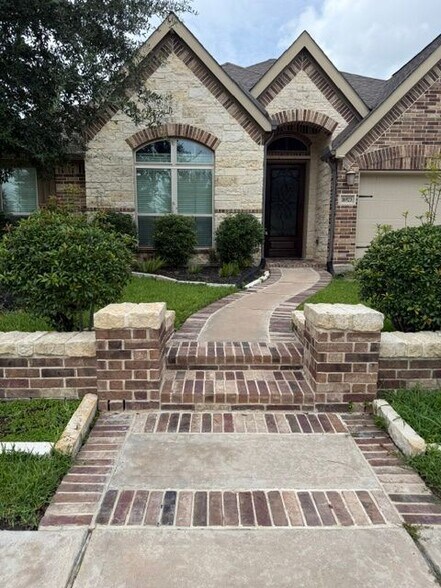 Building Photo - 16923 Lumberton Dr